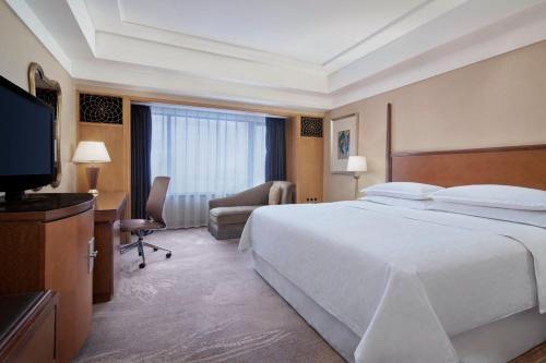 Deluxe King Room with City View image 6