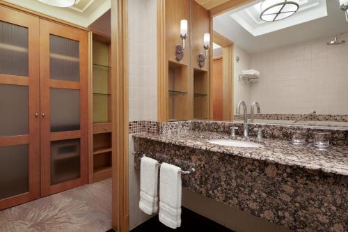 Deluxe King Room with City View image 8