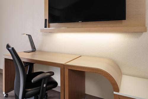 Courtyard by Marriott San Diego Del Mar/Solana Beach - image 10