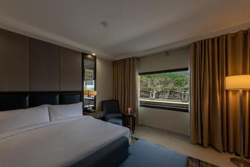 1 king bed, 1 sofa bed