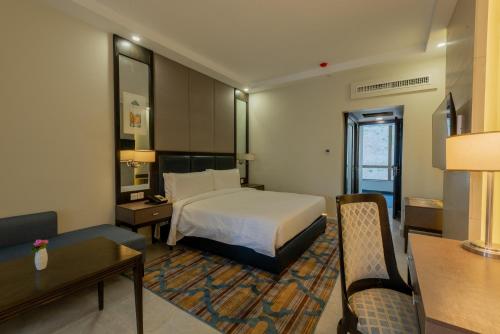 1 king bed, 1 sofa bed