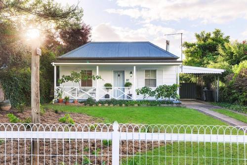 Home Away From Home Little White Cottage Mudgee