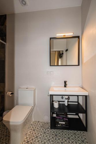 Double Room with Balcony image 1