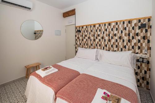 Double Room with Balcony image 4
