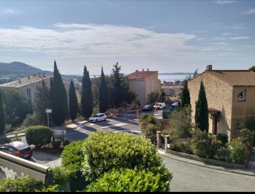 Charmant F 3 lumineux proche plage et vue mer - Location saisonnière - Carqueiranne