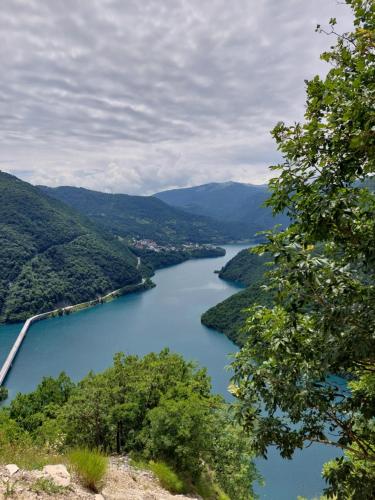 Tuvākā izklaides vieta, Rafting Camp Konak in Hum