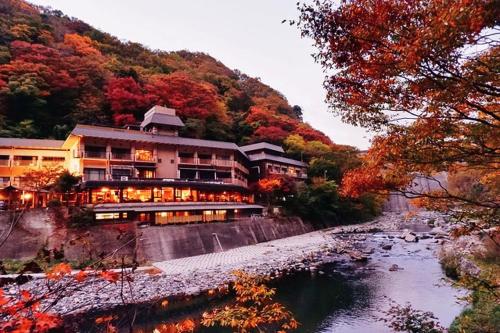 Yubara Hot Springs - Beautiful Riverside Hideaway