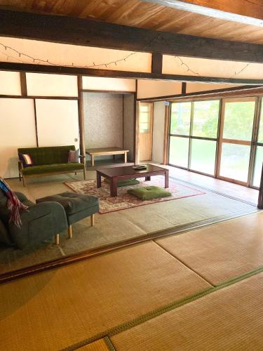 Yubara Hot Springs - Beautiful Riverside Hideaway