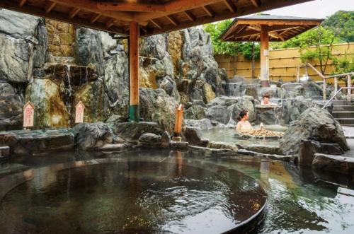 Yubara Hot Springs - Beautiful Riverside Hideaway