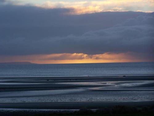 酒店周边, Three bedroom House with a Magnificent sea view Sandhead Dumfries & Galloway in 桑德海德