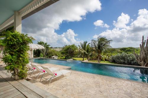 A Beautiful Villa Curacao with large pool and tropical garden