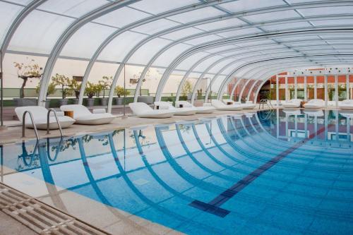 Swimming pool, Madrid Marriott Auditorium Hotel & Conference Center in Barajas