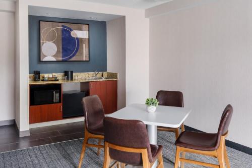 Courtyard by Marriott Manchester-Boston Regional Airport