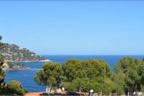 3 bedrooms appartement with sea view and furnished terrace at Calella de Palafrugell 1 km away from the beach