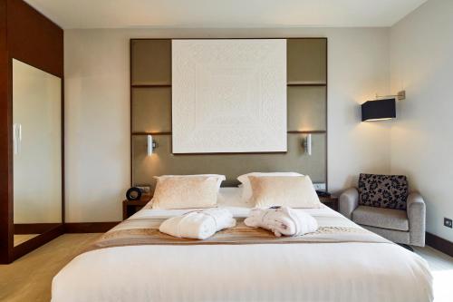 1 queen bed, 1 sofa bed