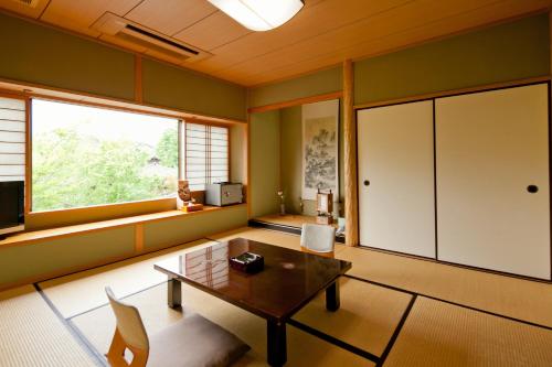 Ryoso Yufuin Yamadaya Stop at Ryoso Yufuin Yamadaya to discover the wonders of Yufu. Offering a variety of facilities and services, the property provides all you need for a good nights sleep. Service-minded staff will wel