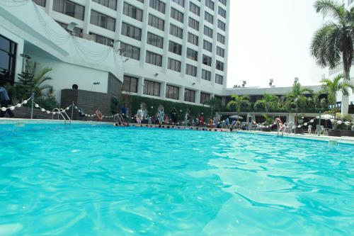 Swimmingpool, Regent Plaza Hotel & Convention Center in Karachi