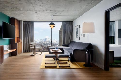 King Suite image 7