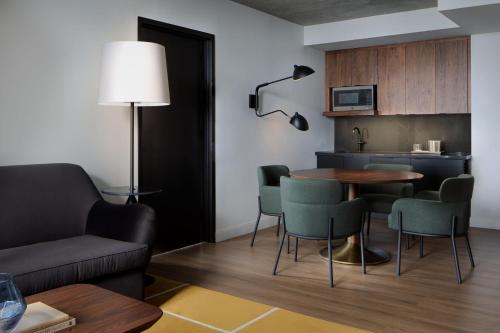 King Suite image 6