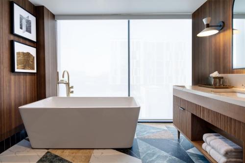 King Suite image 4