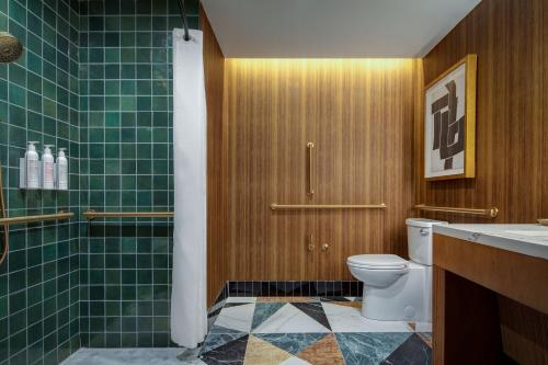 Classic Queen Room with Two Queen Beds and City View image 6