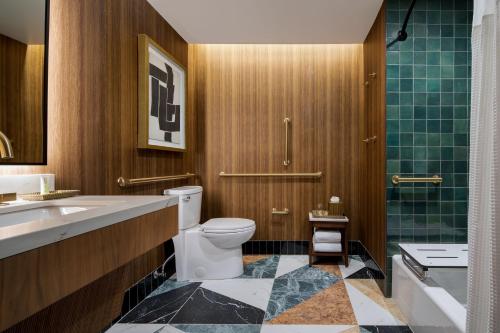 Classic King Room with City View image 2