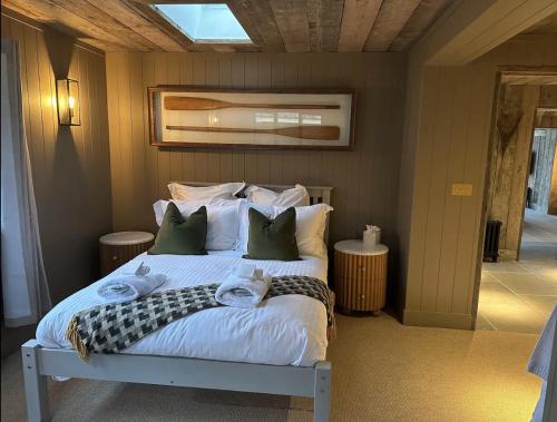 Riverside 2 Bed Cabin With Paddle Boards & Bikes in เคลส์ตัน