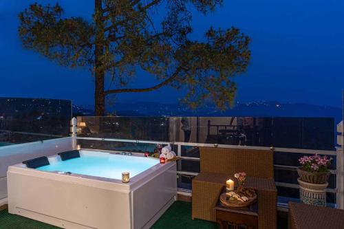 StayVista at Bellevue with Outdoor Jacuzzi