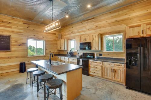 Burkesville Cabin, 3 Mi to Dale Hollow Lake! in Frogue, USA