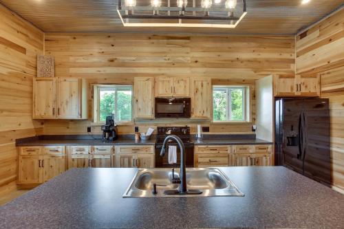 Burkesville Cabin, 3 Mi to Dale Hollow Lake! in Frogue, USA