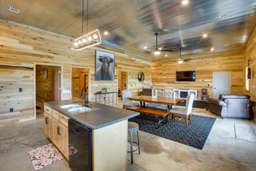 Burkesville Cabin, 3 Mi to Dale Hollow Lake! in Frogue, USA