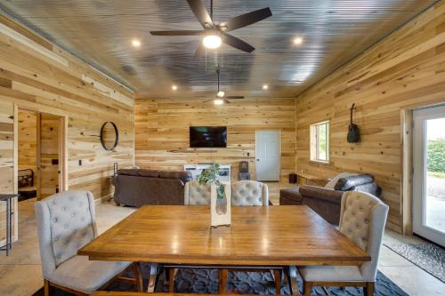 Burkesville Cabin, 3 Mi to Dale Hollow Lake! in Frogue, USA