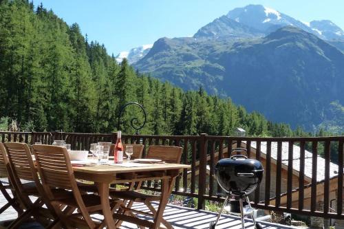 Chalet Fegguese - 4 bedroom chalet with hot-tub