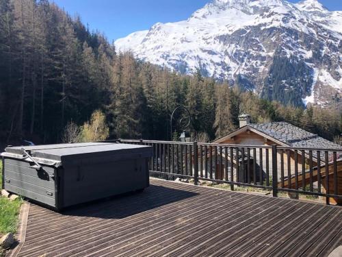 Chalet Fegguese - 4 bedroom chalet with hot-tub