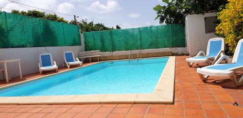 Appartement d'une chambre avec vue sur la ville piscine privee et jardin clos a Le Francois a 3 km d in לה פרנסואה