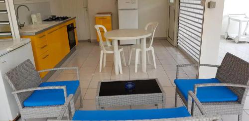 Appartement d'une chambre avec vue sur la ville piscine privee et jardin clos a Le Francois a 3 km d in לה פרנסואה