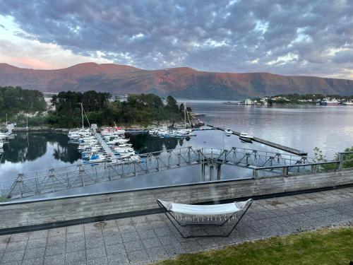 Fjord view apartment in Ålesund with free parking (Fjord view apartment in Alesund with free parking) in اليسوند