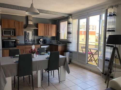 Appartement balcon, place de parking, centre ville