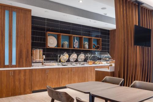 อาหารและเครื่องดื่ม, SpringHill Suites by Marriott Tucson at The Bridges near สวนสัตว์รีดพาร์ค