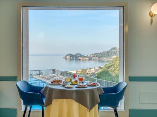 อาหารและเครื่องดื่ม, โรงแรมอันตาเรส (Hotel Antares) in เลโตจันนี่