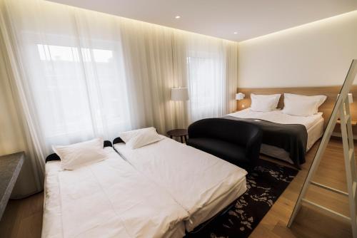1 queen bed, 1 twin bed