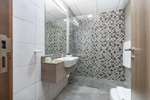Trinity Holiday Homes - Spacious Modern Living 1BR & 2BR Unique Apartment - image 10
