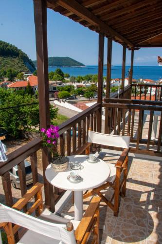 Aris Junior Studios Neo Klima Skopelos - Apartment - Neo Klima