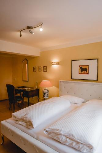 1 queen bed, 1 sofa bed