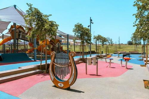 Játszótér, דירת 2 חדרים בטיילת בת ים in Bat Yam