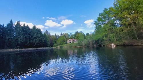 Peldbaseins, Suite parentale - Vue sur lac & forêt (Suite parentale - Vue sur lac & foret) in Abjat-sur-Bandiat