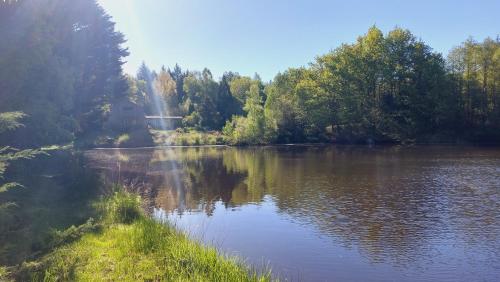 Peldbaseins, Suite parentale - Vue sur lac & forêt (Suite parentale - Vue sur lac & foret) in Abjat-sur-Bandiat