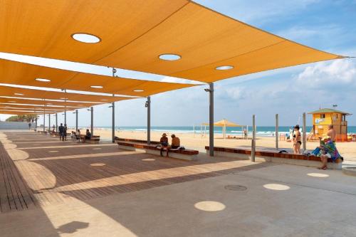 plaža, דירת 4 חדרים מול הים in Bat Yam