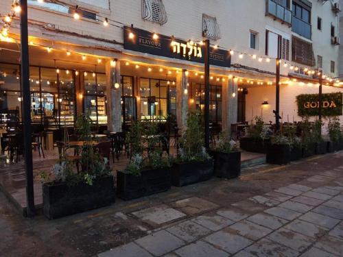 דירת 4 חדרים מול הים in Bat Yam