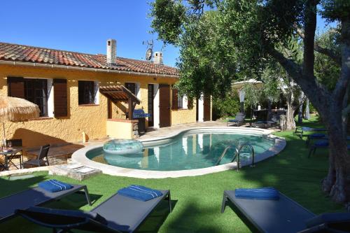 Villa Le Rayol avec piscine - Location, gîte - Bagnols-en-Forêt